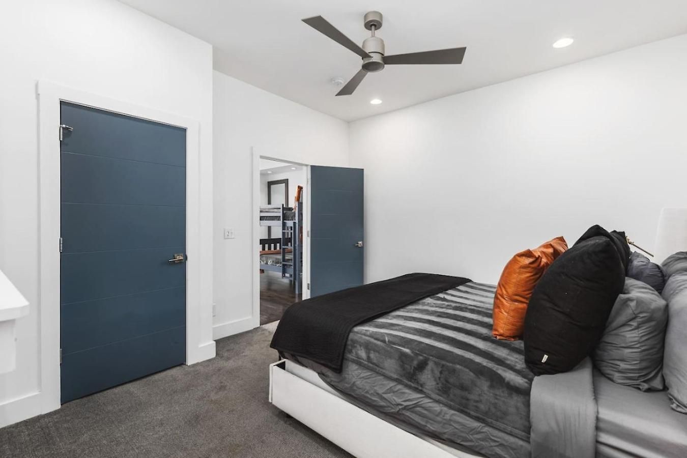 Two Adjacent Homes In 12 South And Belmont Area Sleeps 20 People