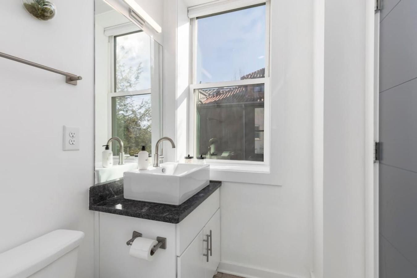 Two Adjacent Homes In 12 South And Belmont Area Sleeps 20 People Holiday home