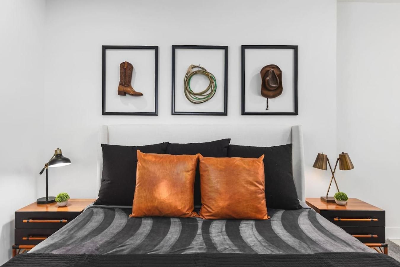 Two Adjacent Homes In 12 South And Belmont Area Sleeps 20 People * Nashville