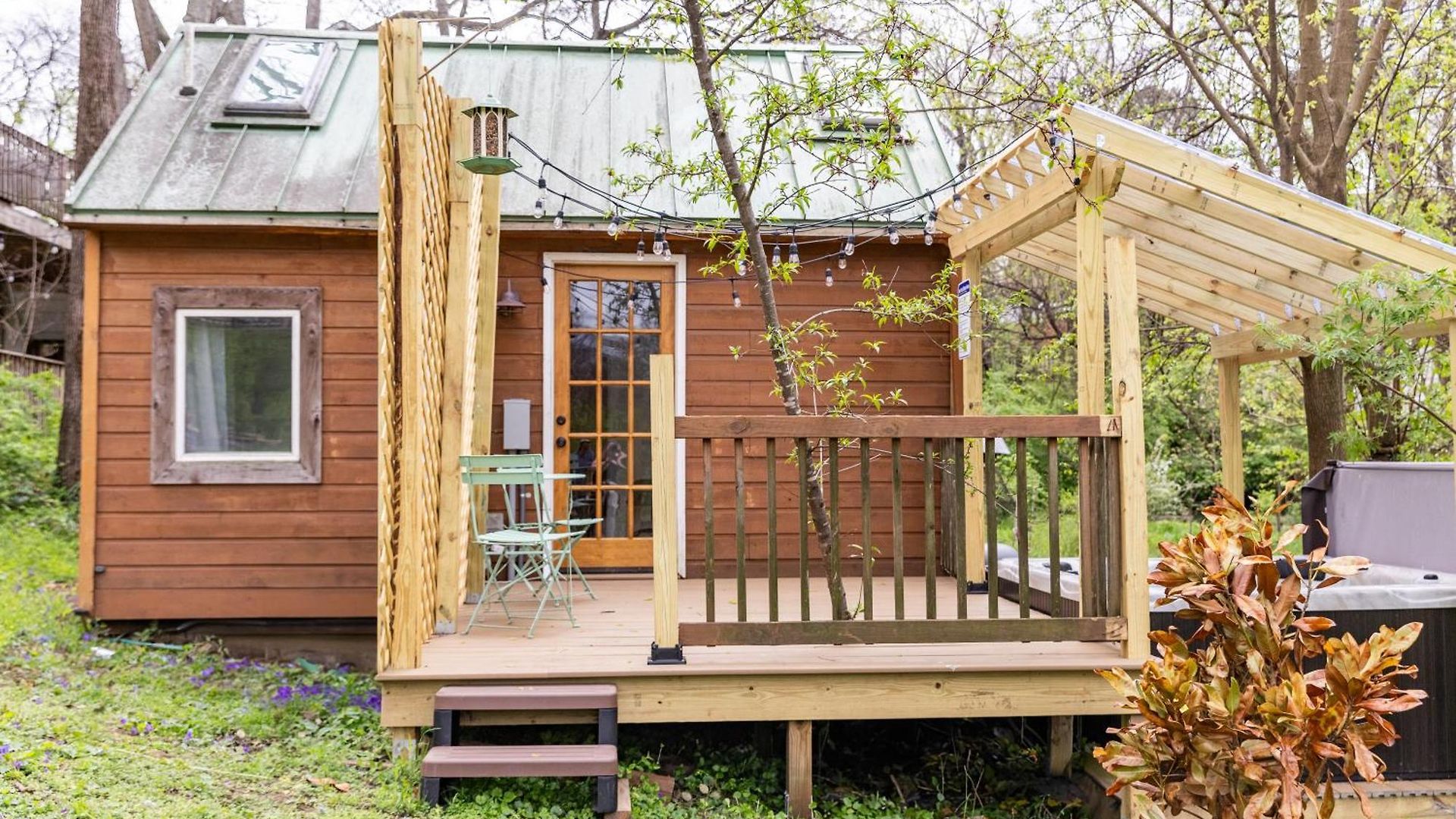 Holiday home Dreamy Tiny House With Hot Tub And Garden Patio