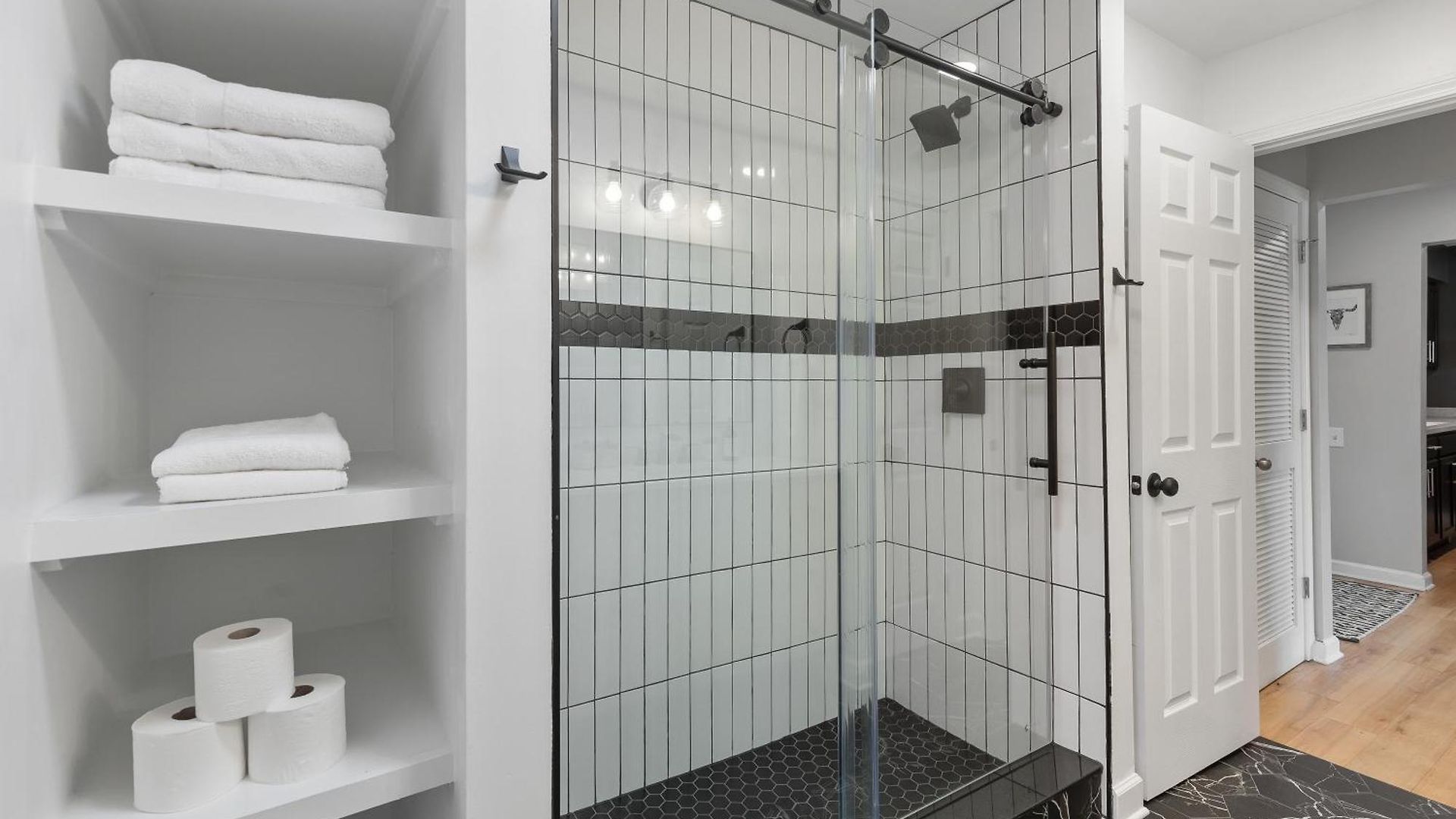 Oasis Walk To Broadway With Pool, Parking, Gym And Patio *