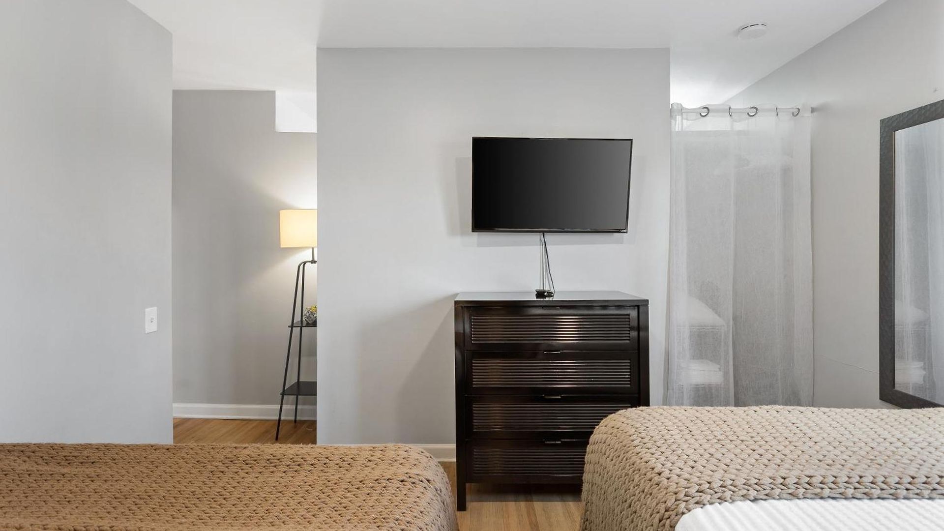 Oasis Walk To Broadway With Pool, Parking, Gym And Patio Apartment
