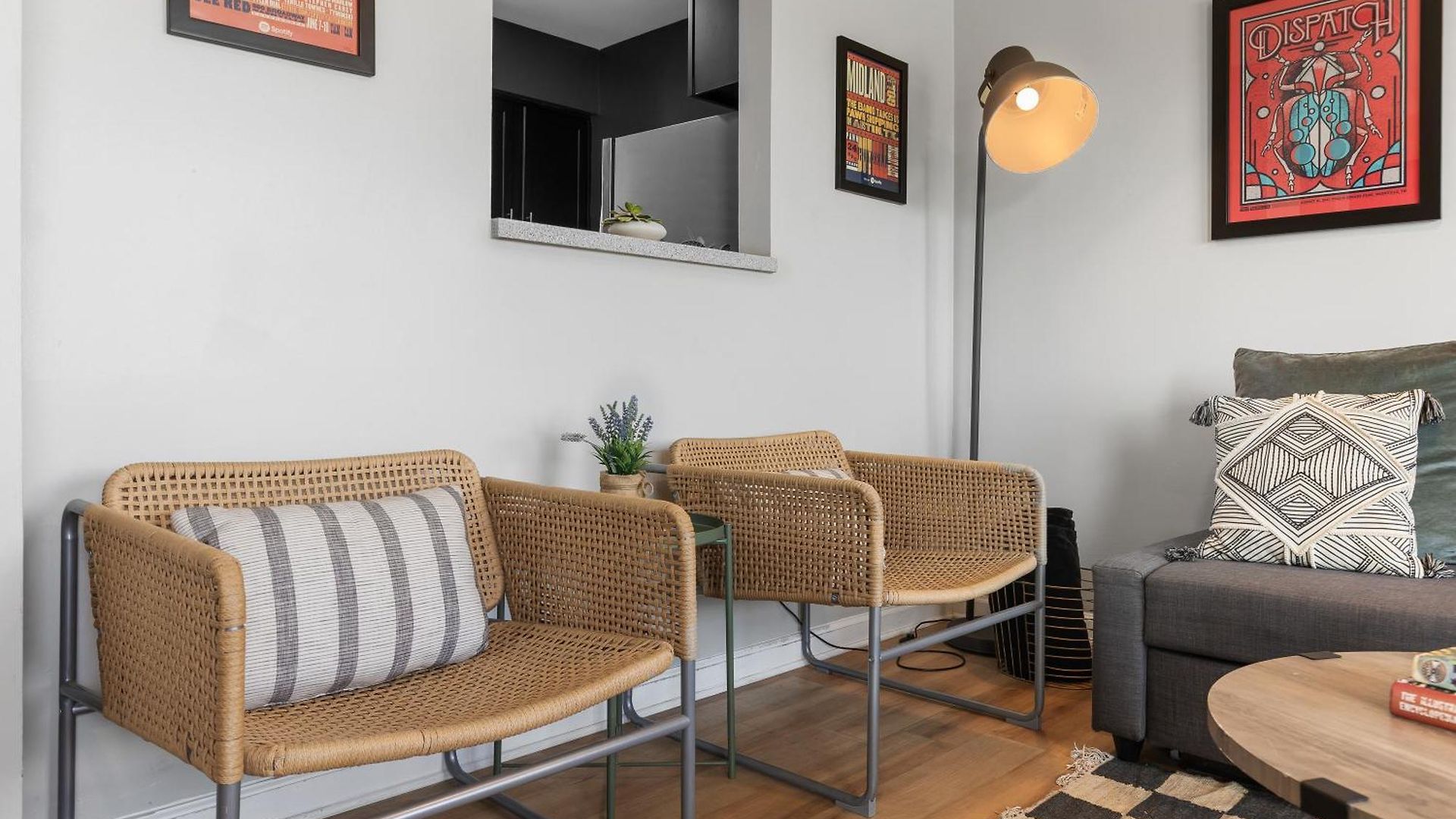 Oasis Walk To Broadway With Pool, Parking, Gym And Patio Apartment *