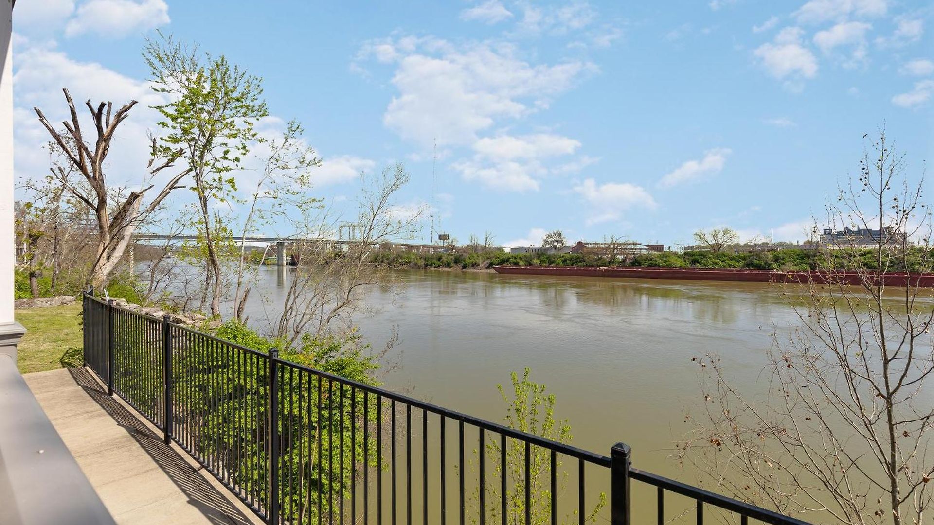 Oasis Walk To Broadway With Pool, Parking, Gym And Patio *