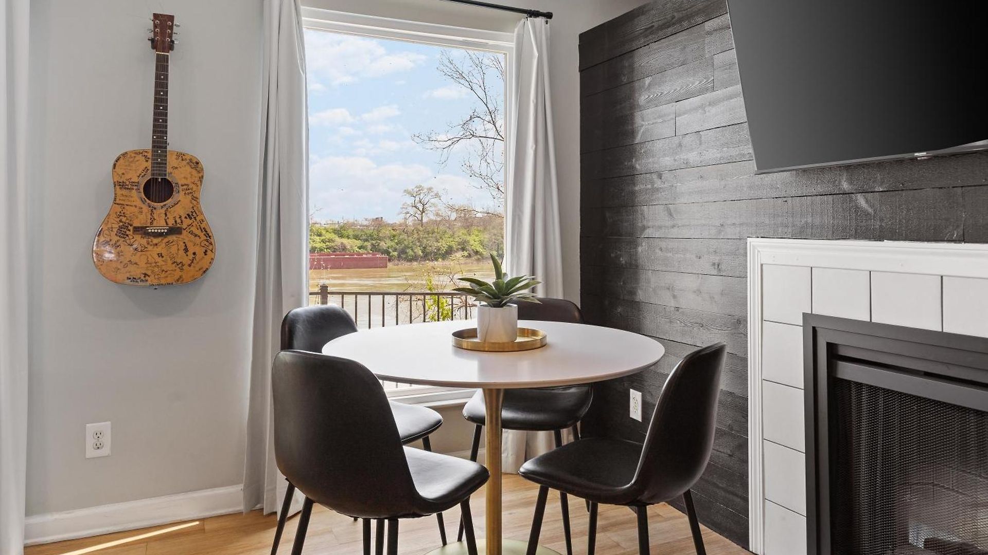 Oasis Walk To Broadway With Pool, Parking, Gym And Patio * Nashville