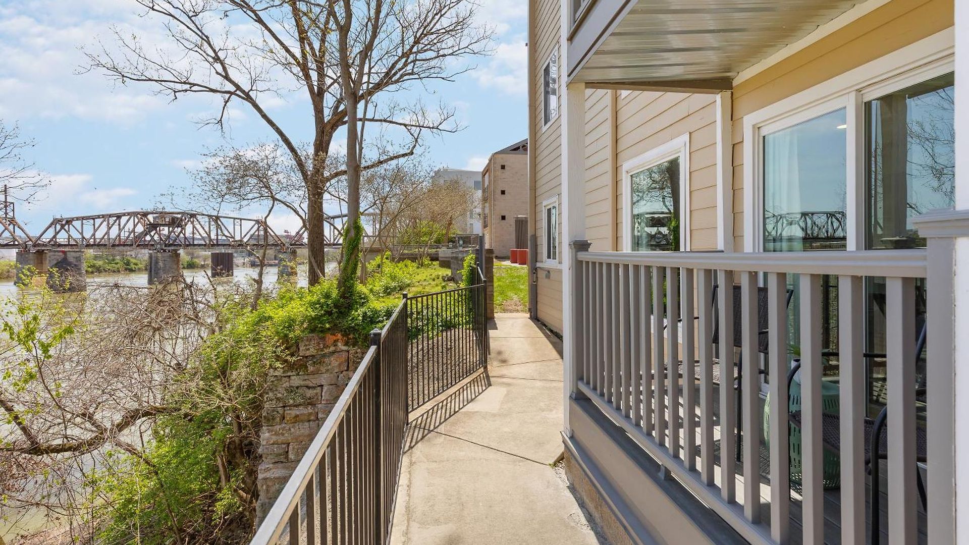 Oasis Walk To Broadway With Pool, Parking, Gym And Patio Nashville