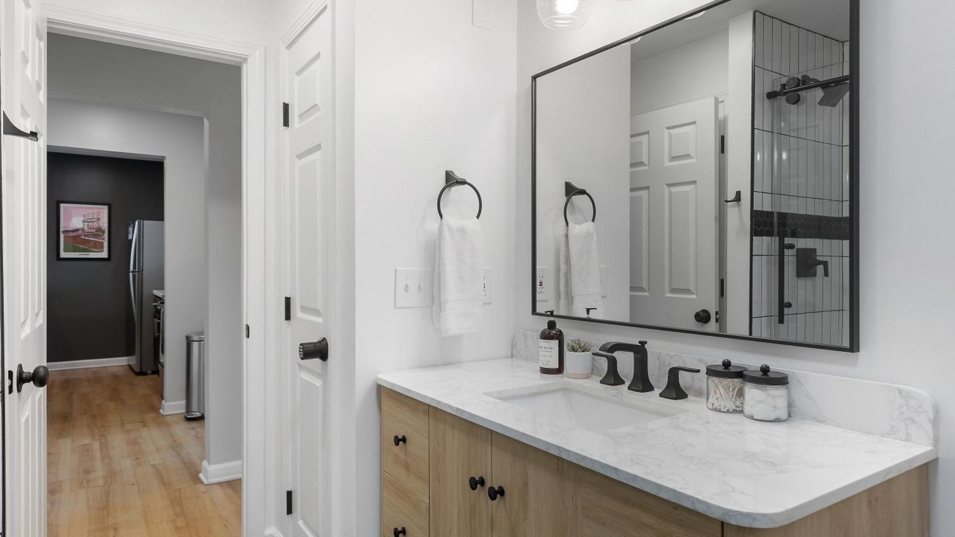 Apartment Oasis Walk To Broadway With Pool, Parking, Gym And Patio