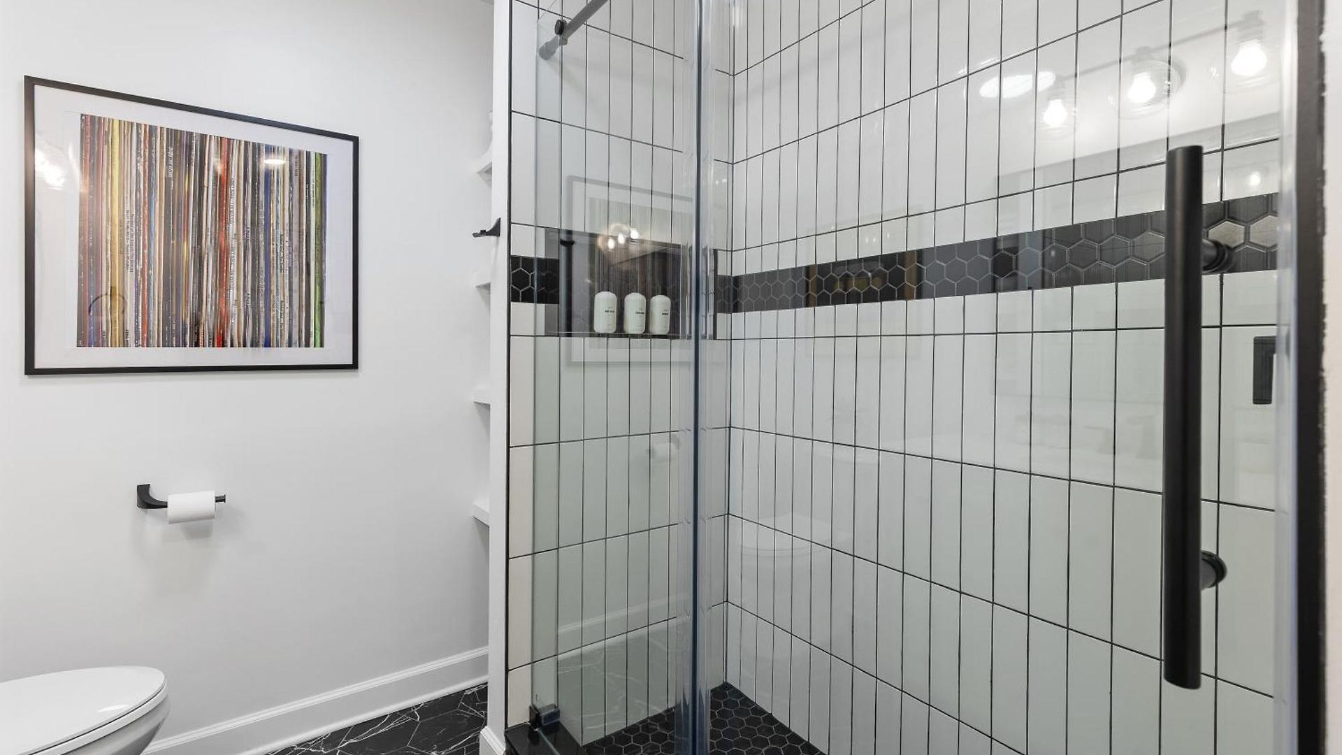 Oasis Walk To Broadway With Pool, Parking, Gym And Patio