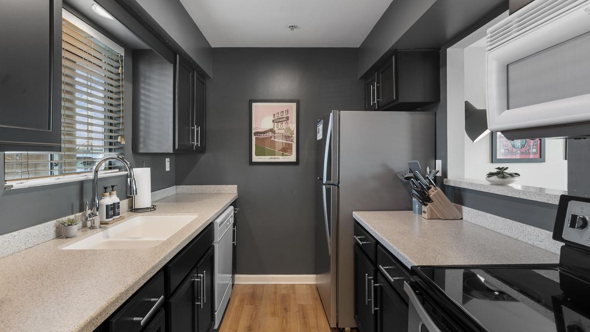 Oasis Walk To Broadway With Pool, Parking, Gym And Patio