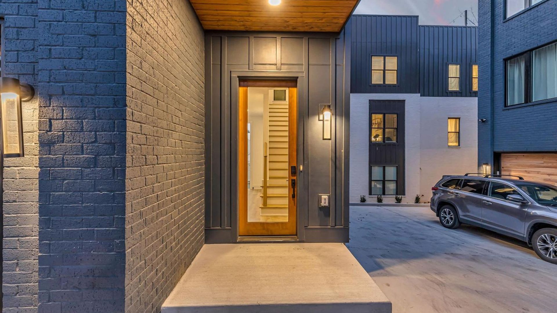 Luxury Hot Tub & Rooftop Deck Downtown Holiday home