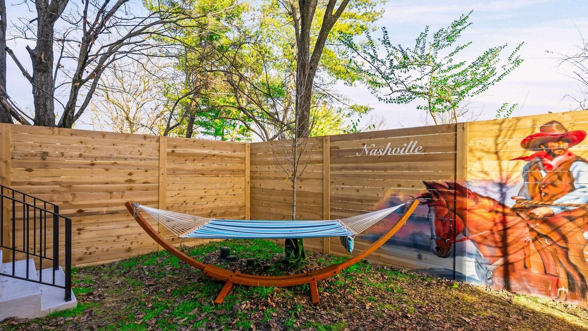 Luxury Hot Tub & Rooftop Deck Downtown Holiday home