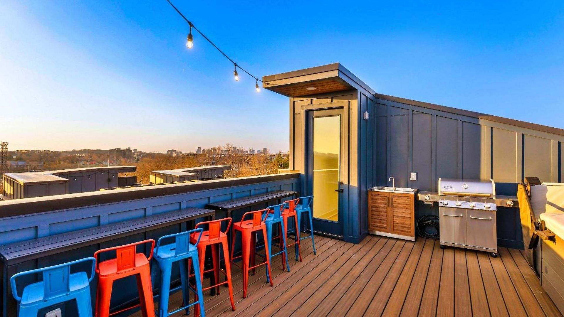 Luxury Hot Tub & Rooftop Deck Downtown *