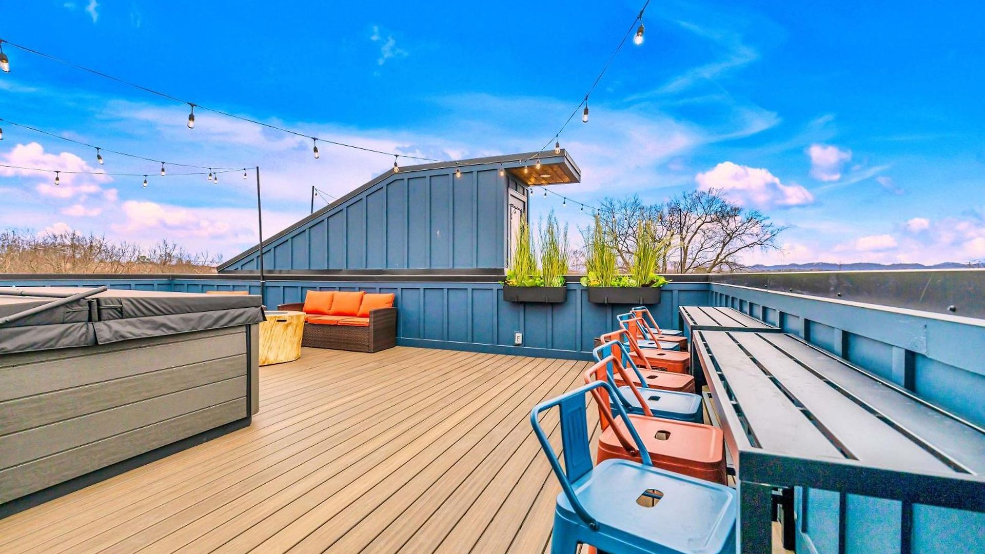 Luxury Hot Tub & Rooftop Deck Downtown Holiday home