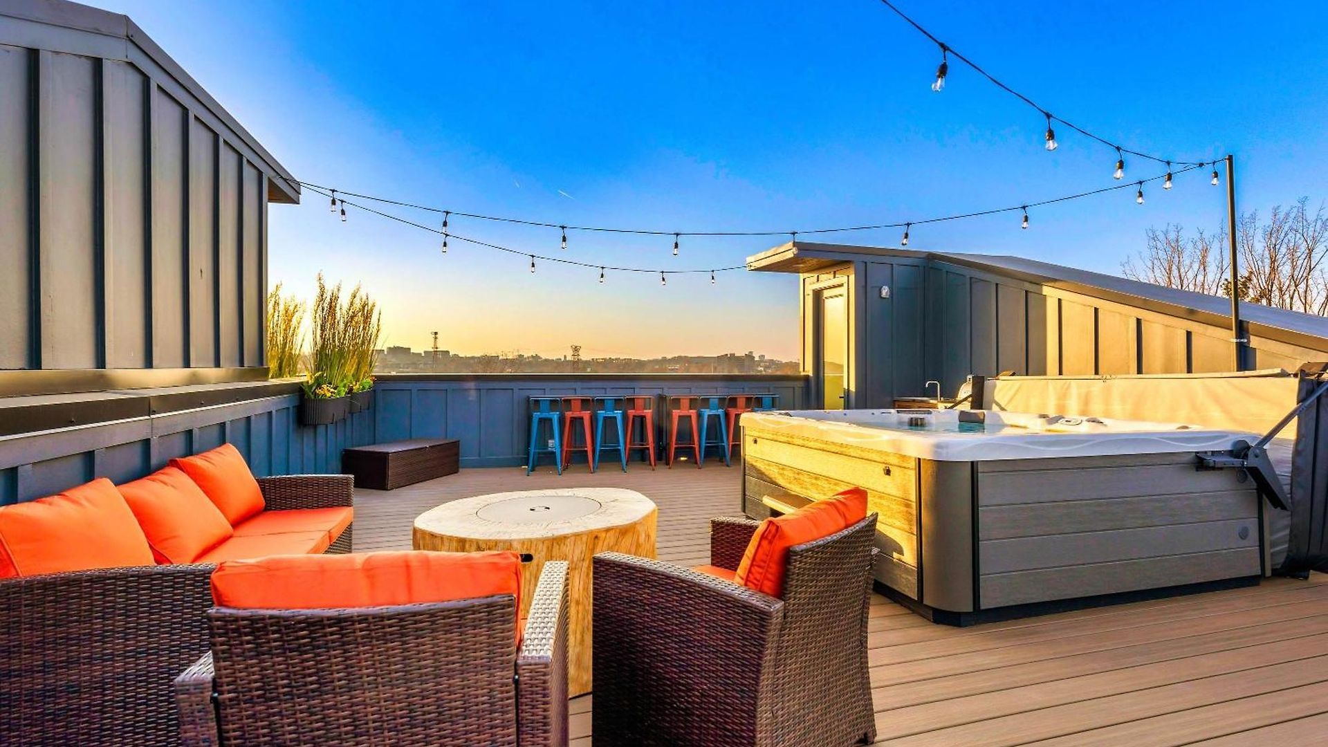 Luxury Hot Tub & Rooftop Deck Downtown Holiday home