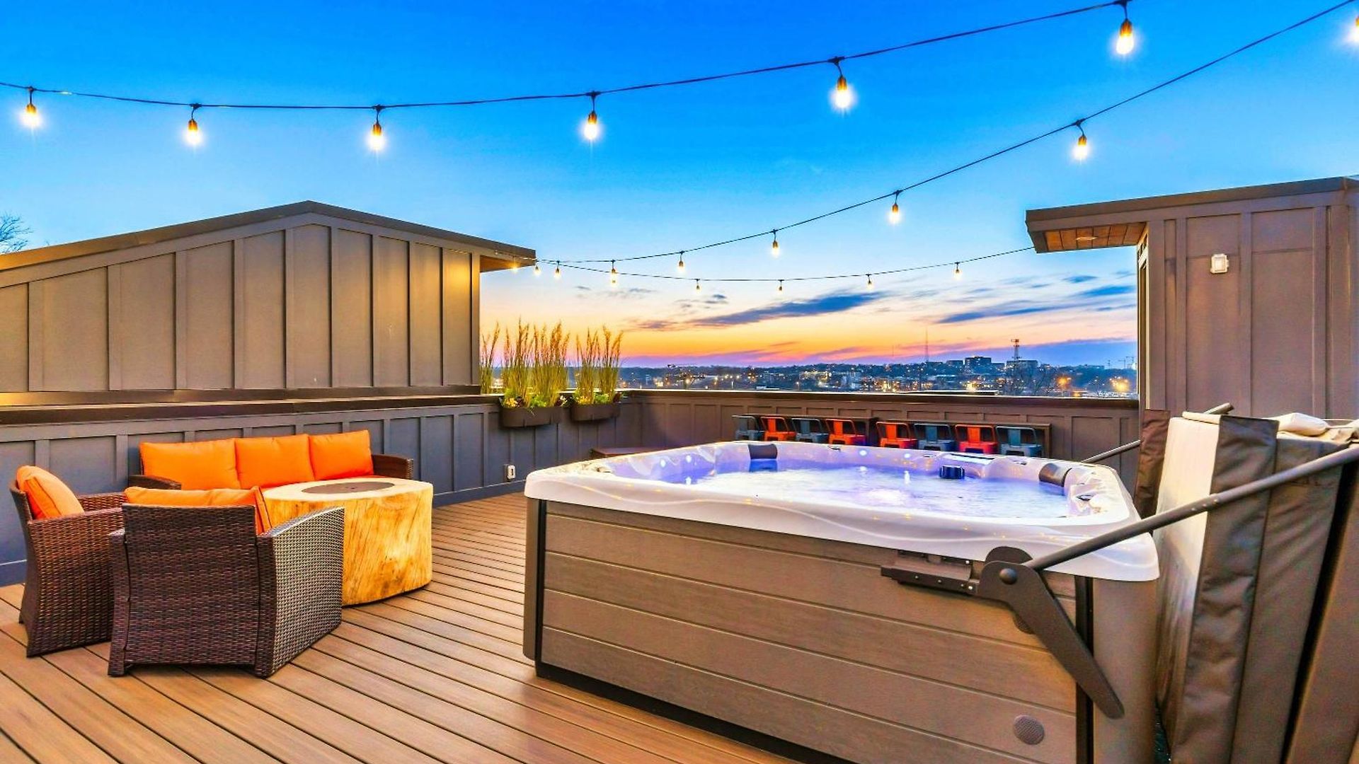 Luxury Hot Tub & Rooftop Deck Downtown Nashville