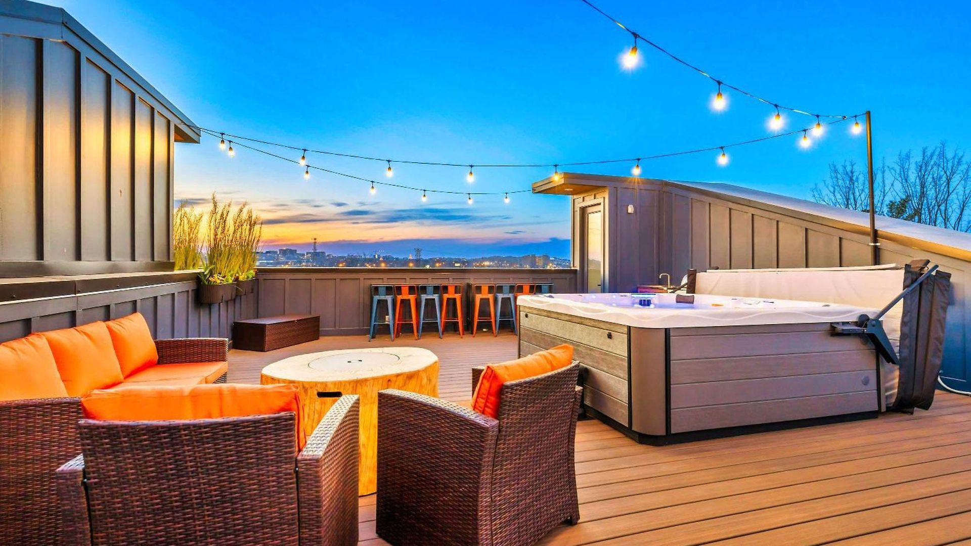 Luxury Hot Tub & Rooftop Deck Downtown * Nashville
