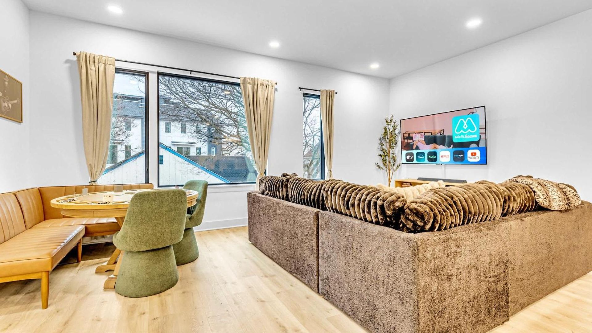 Luxury Hot Tub & Rooftop Deck Downtown *