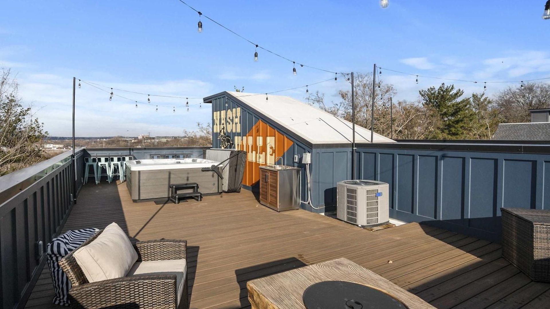 Holiday home Rooftop Deck Hot Tub & Game In *