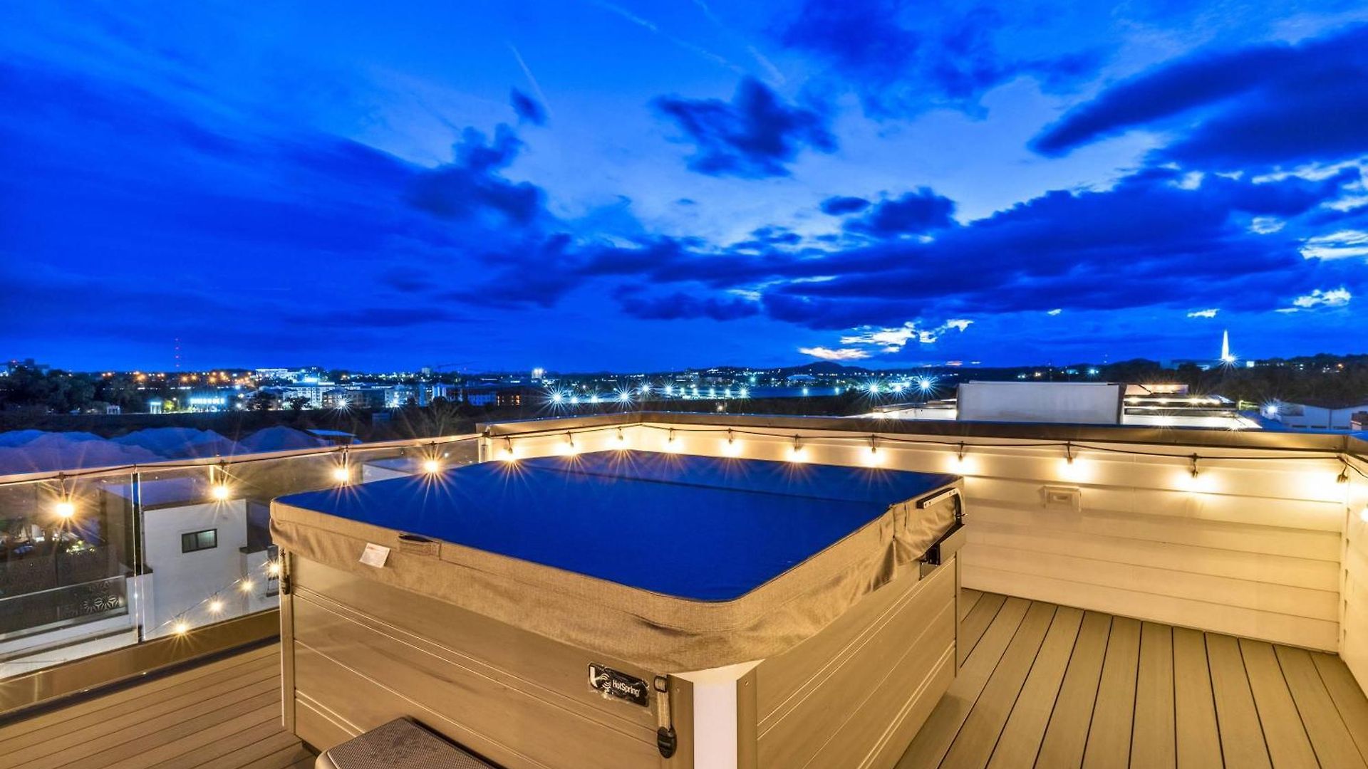Holiday home Double Rooftop Decks Hot Tub Karaoke *