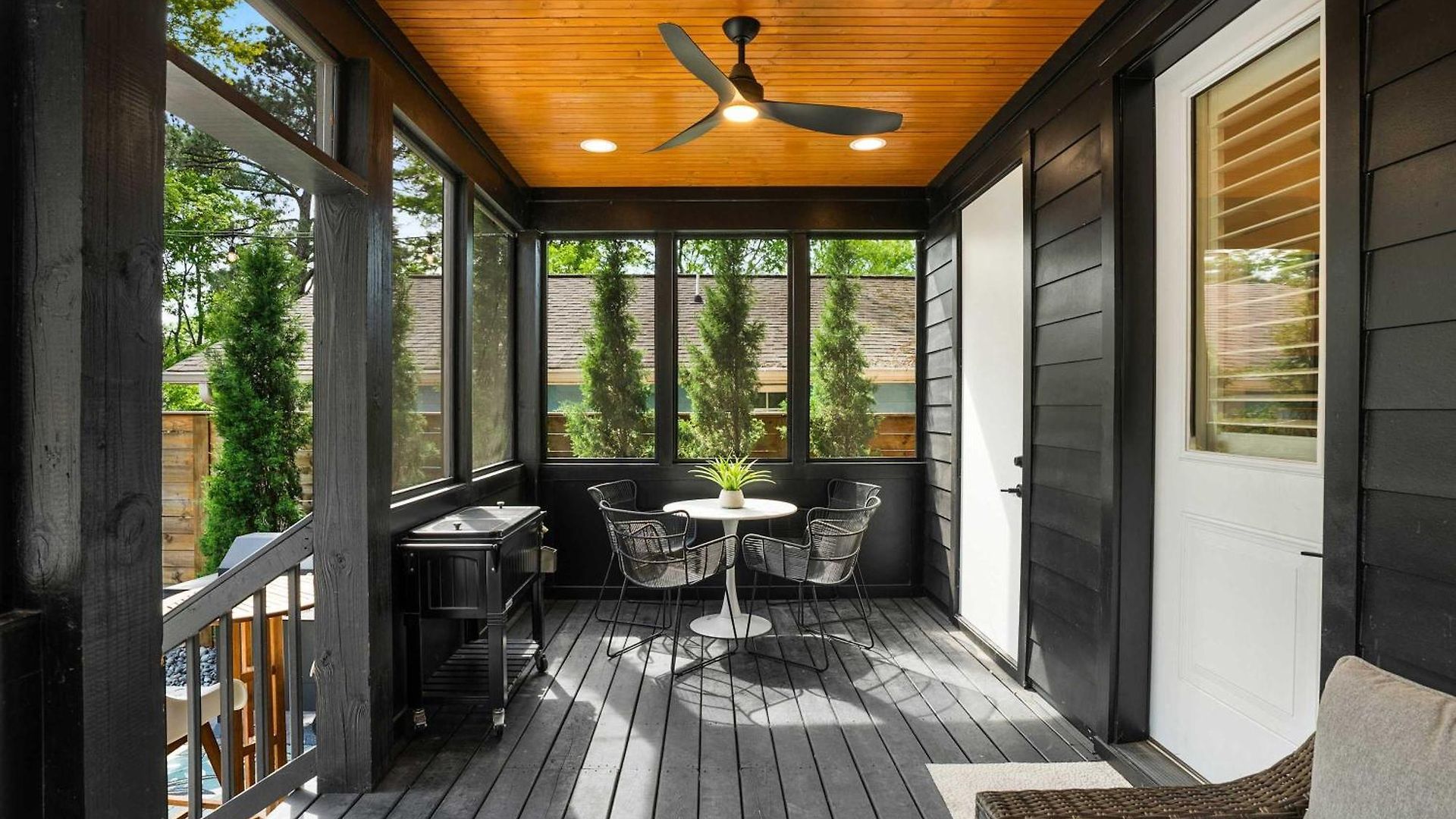 Sophisticated Sanctuary Hot Tub Outdoor Haven *