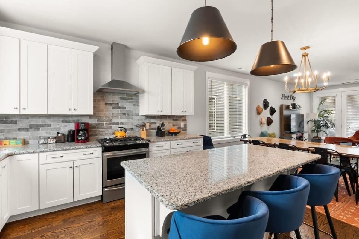 2 Chic Townhomes Near Geodis Sleeps 22 Holiday home