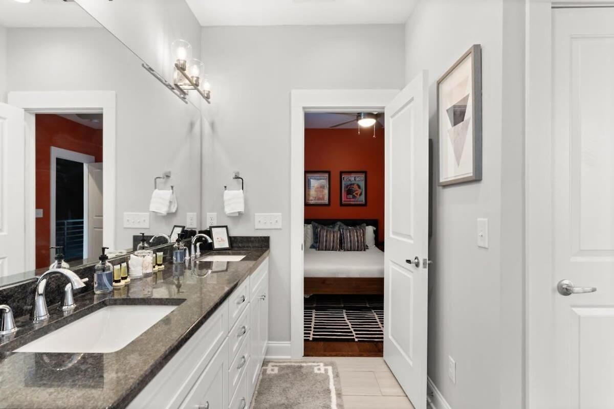 2 Chic Townhomes Near Geodis Sleeps 22 Nashville