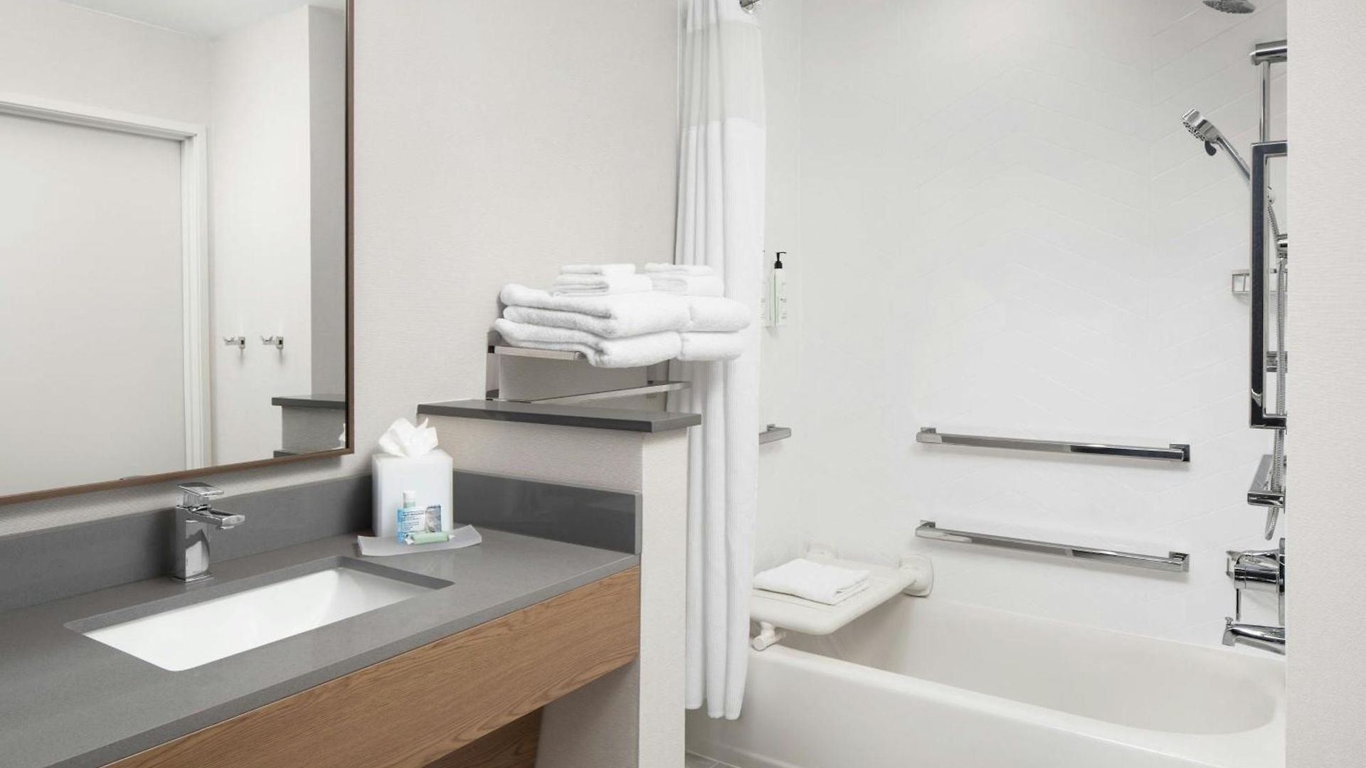 Fairfield By Marriott & Bellevue Hotel