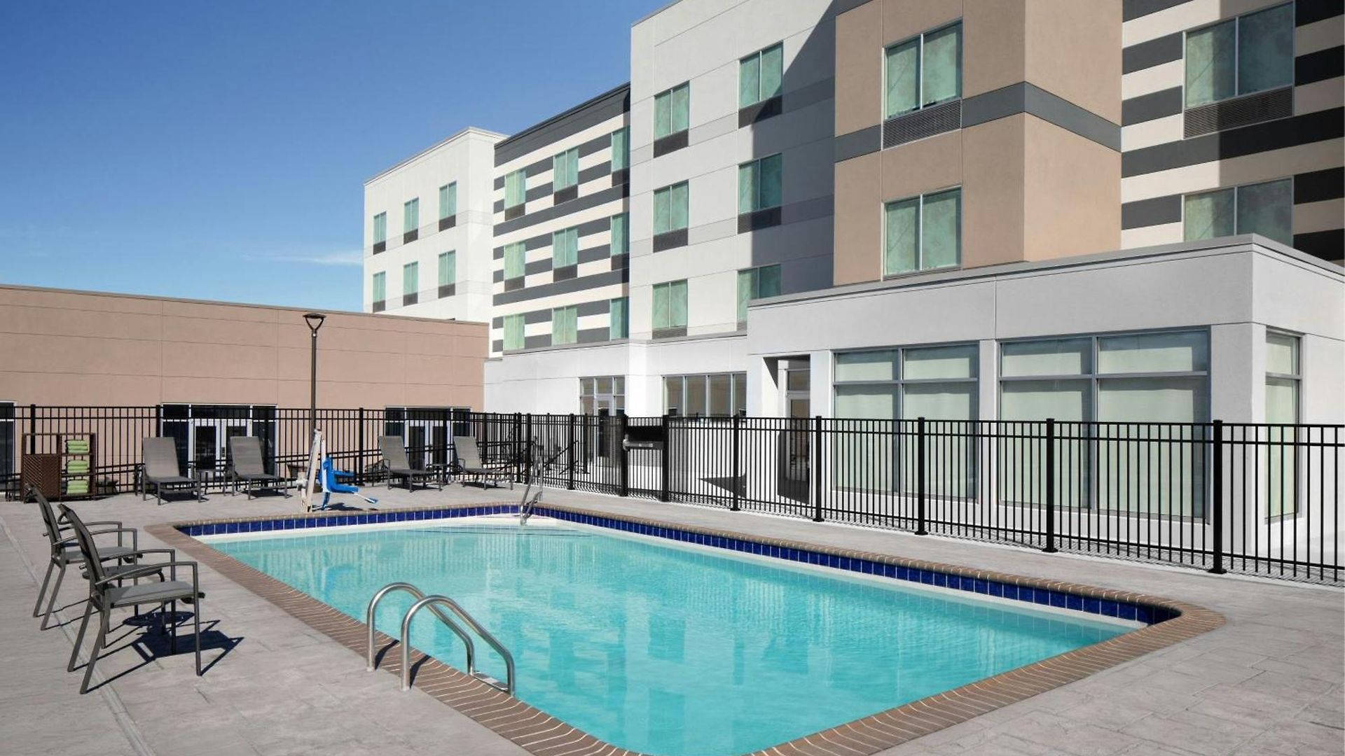 Fairfield By Marriott & Bellevue Hotel 3*