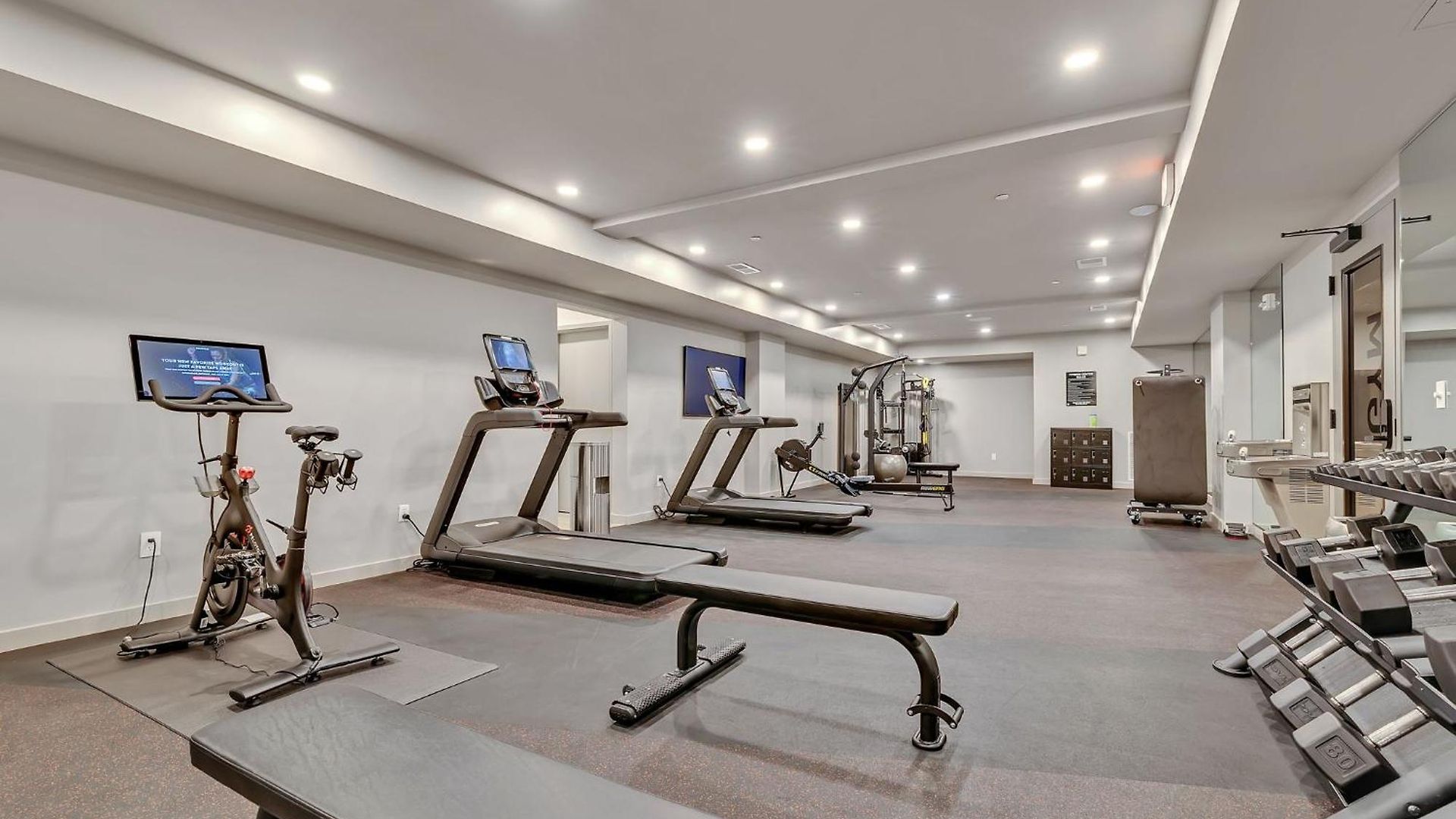 Holiday home The Gibson- Pool/gym/parking, Walk To Broadway *