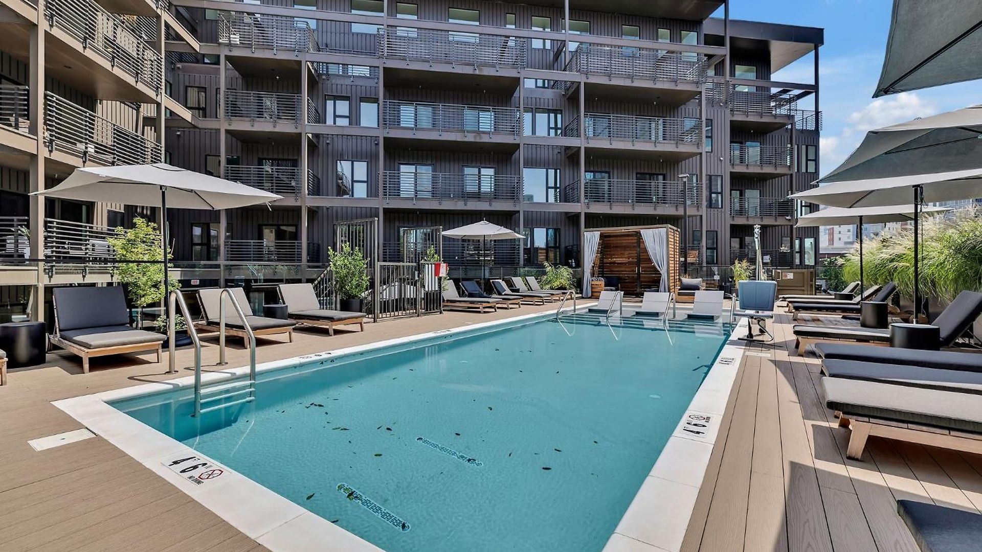 Holiday home The Gibson- Pool/gym/parking, Walk To Broadway