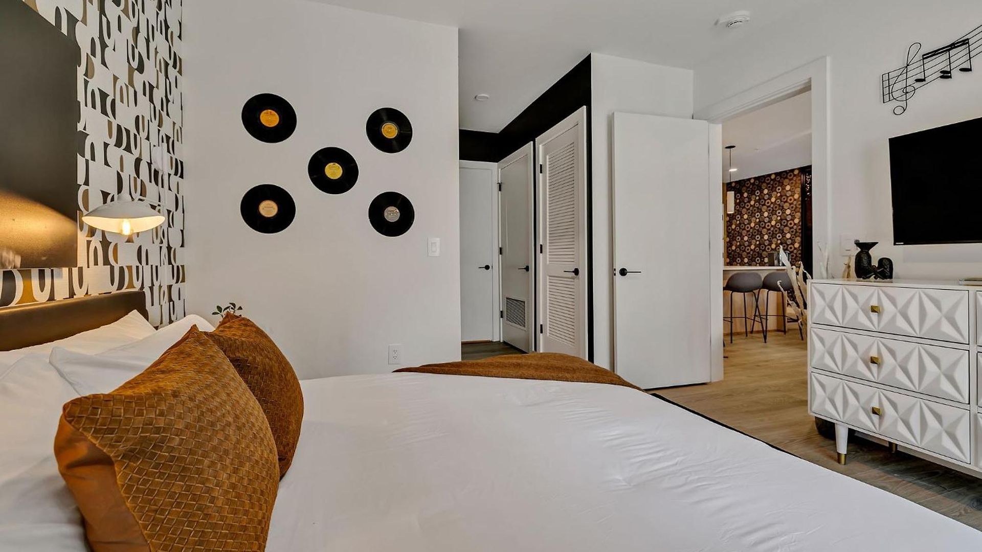 The Gibson- Pool/gym/parking, Walk To Broadway Holiday home *