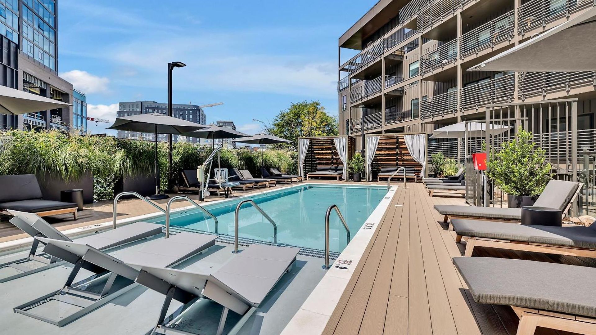 Holiday home The Gibson- Pool/gym/parking, Walk To Broadway *