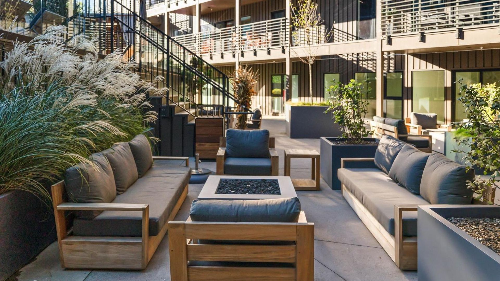 Walk To Downtown Nash From The Speakeasy Pool, Gym, Parking And More, Amazing Location Holiday home *