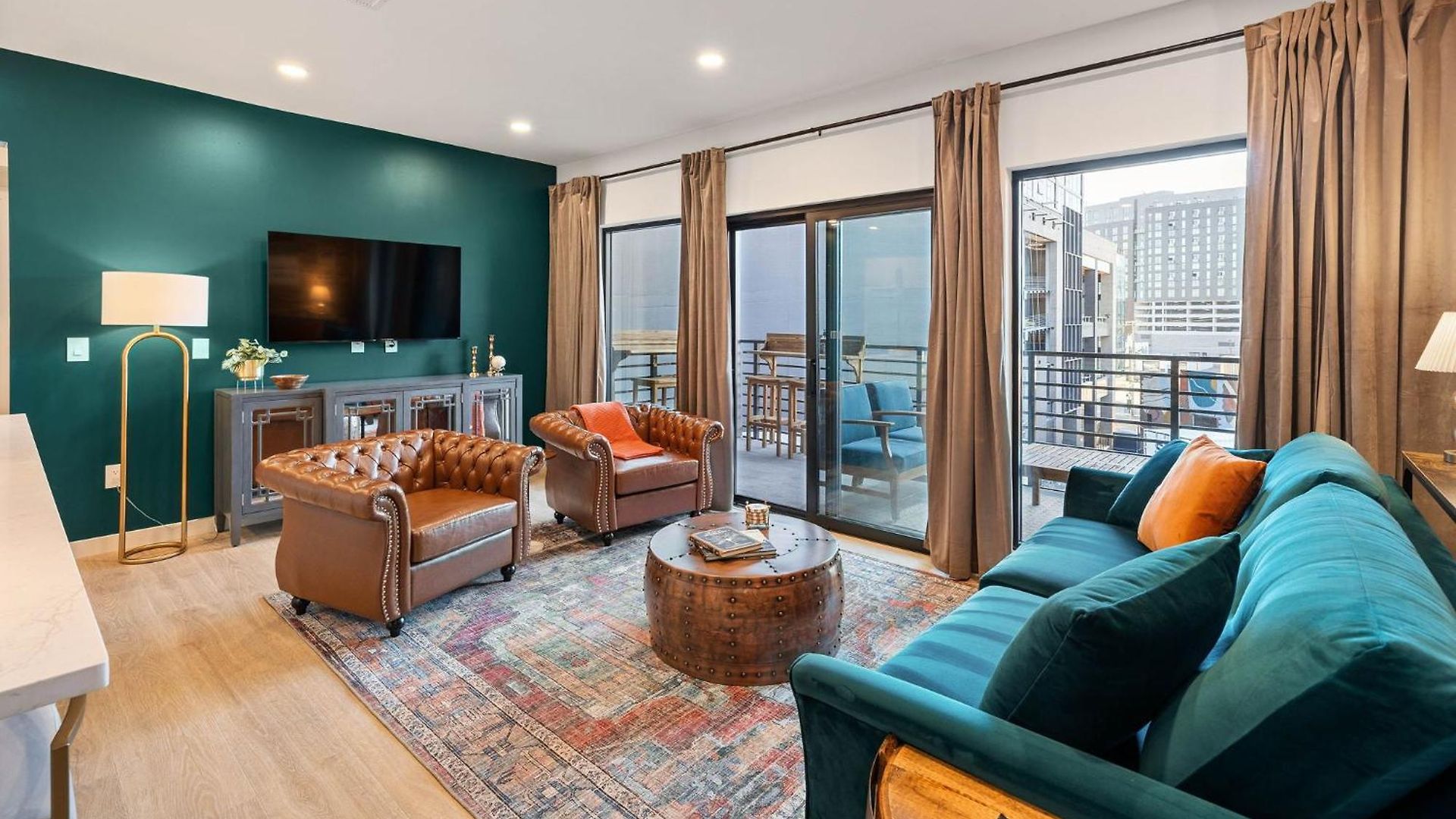 Walk To Downtown Nash From The Speakeasy Pool, Gym, Parking And More, Amazing Location Holiday home