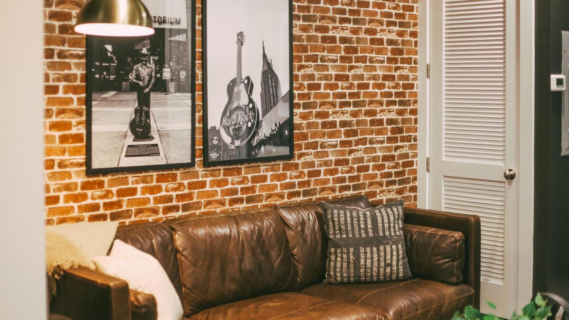 Legends Loft Modern Near Vandy On West End Holiday home *