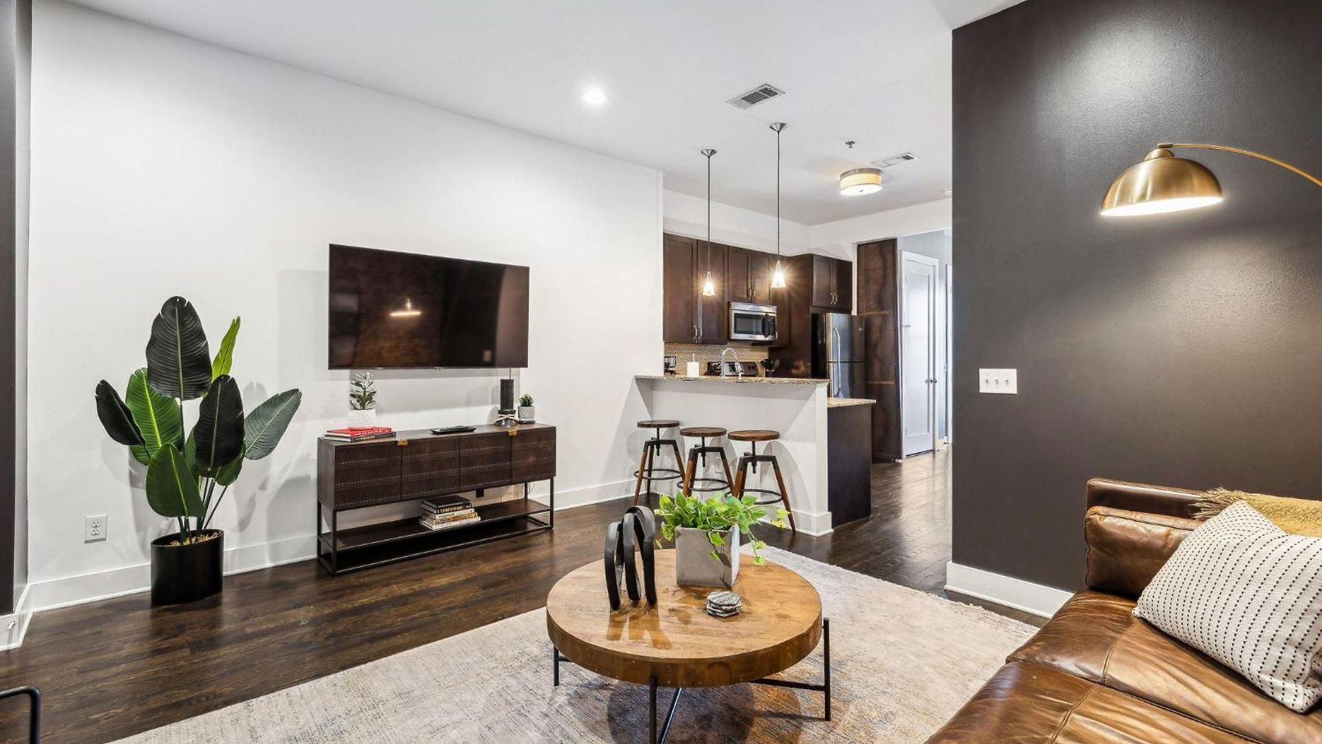 Legends Loft Modern Near Vandy On West End Holiday home *