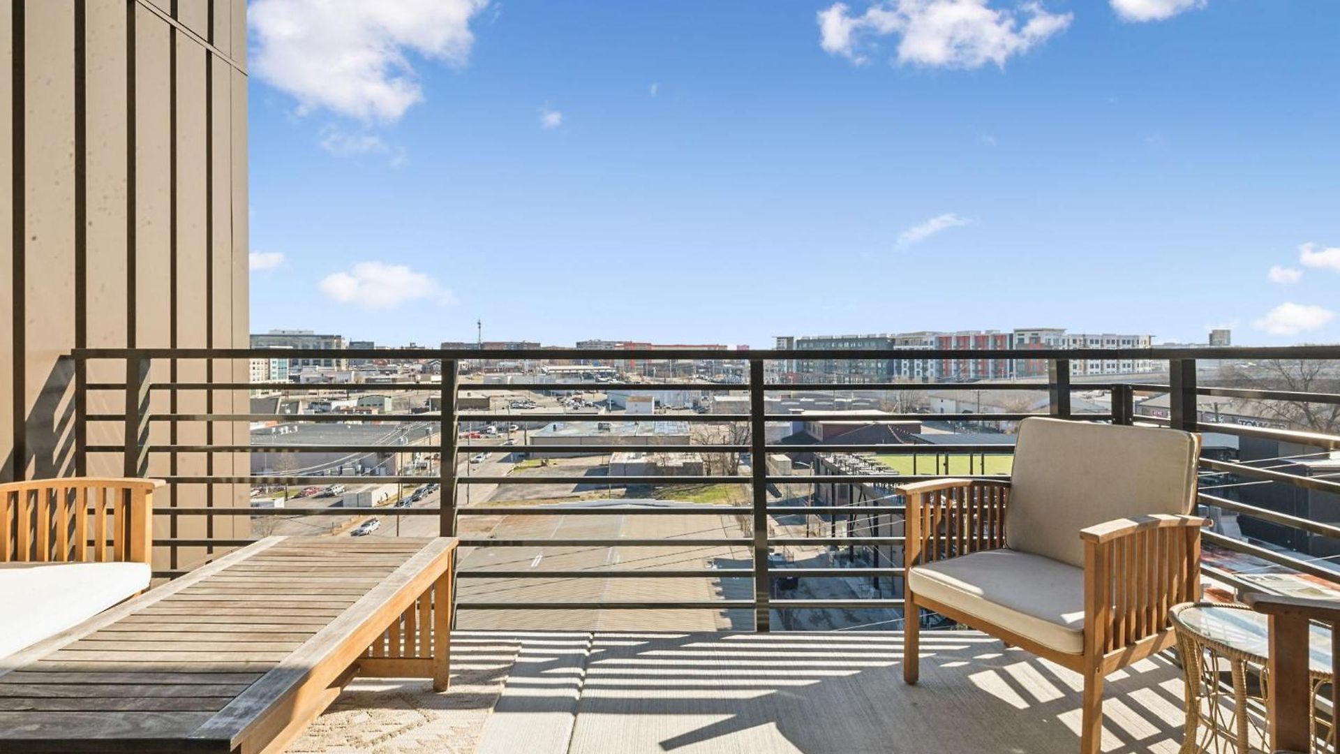 Pie Town Emporium- Walk To Broadway, Enjoy Views, Pool, Gym Holiday home Nashville