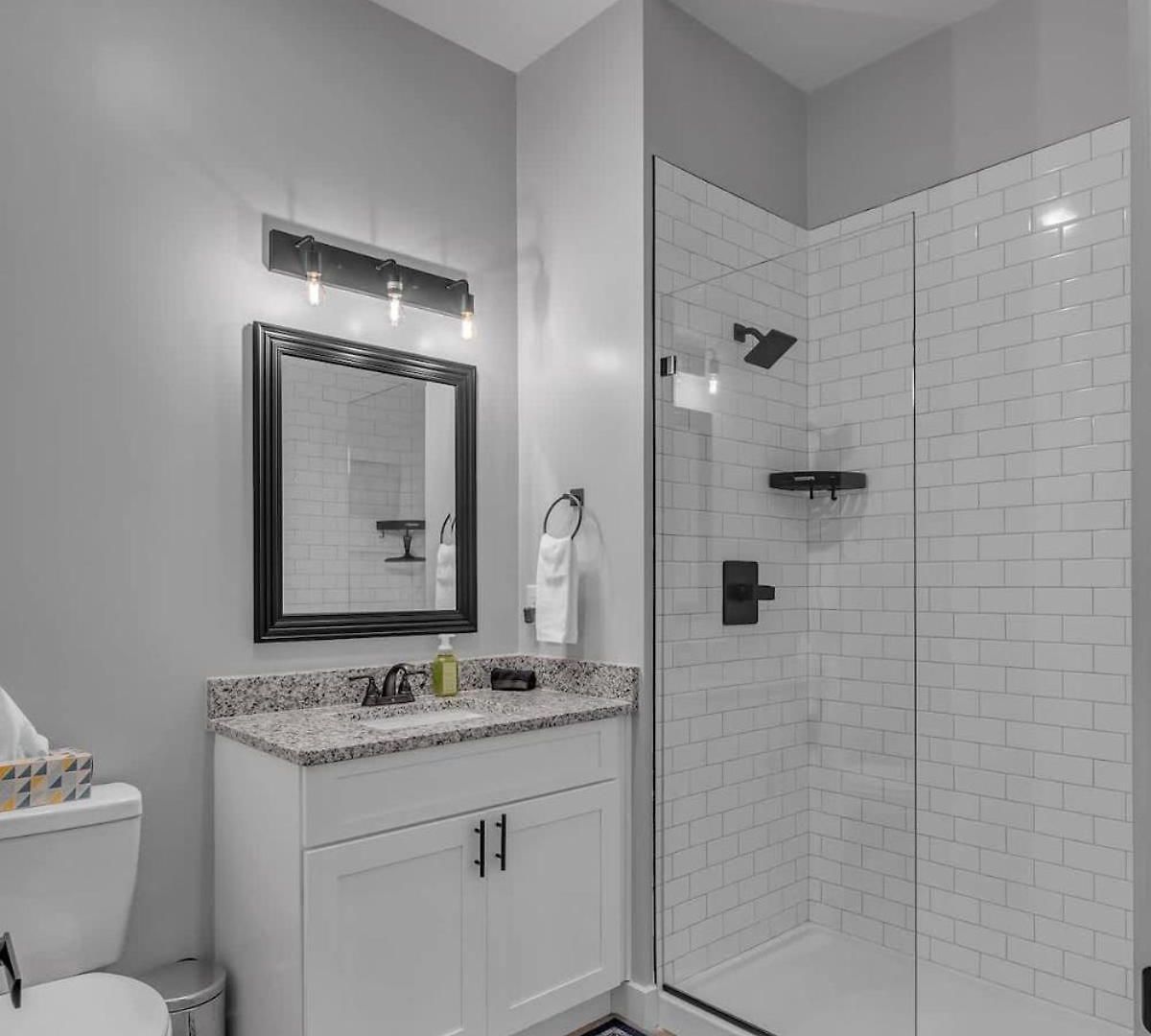 Chic New Near Dt * Nashville