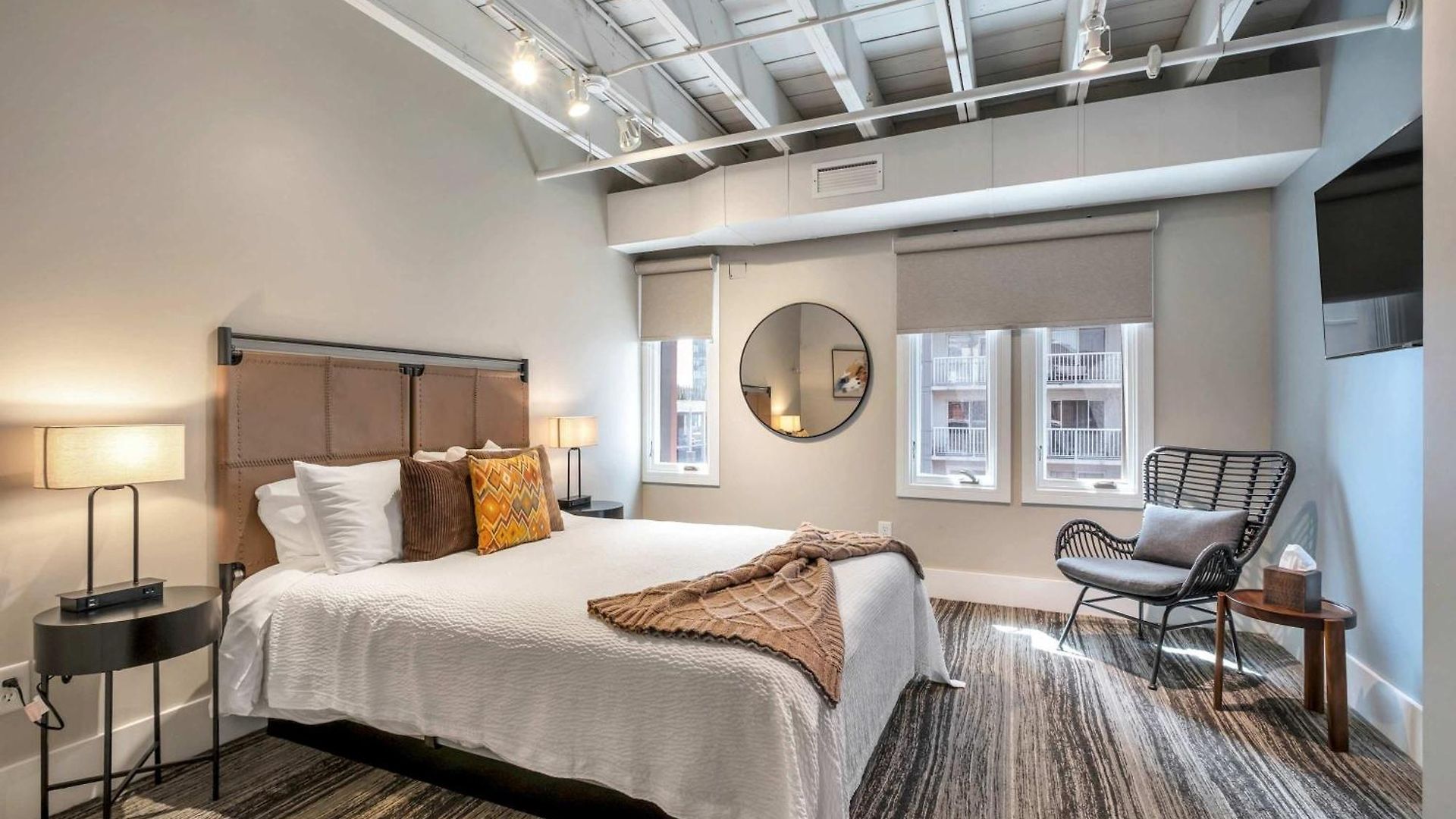 Apartment Skyline With Penthouse & Rooftop Deck 6br By Maddox