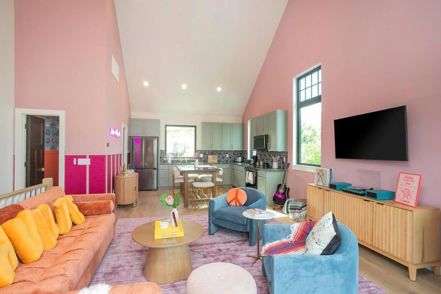 Giddy Up Rooftop Hot Tub, 4 King Suites, Near Dt Holiday home *