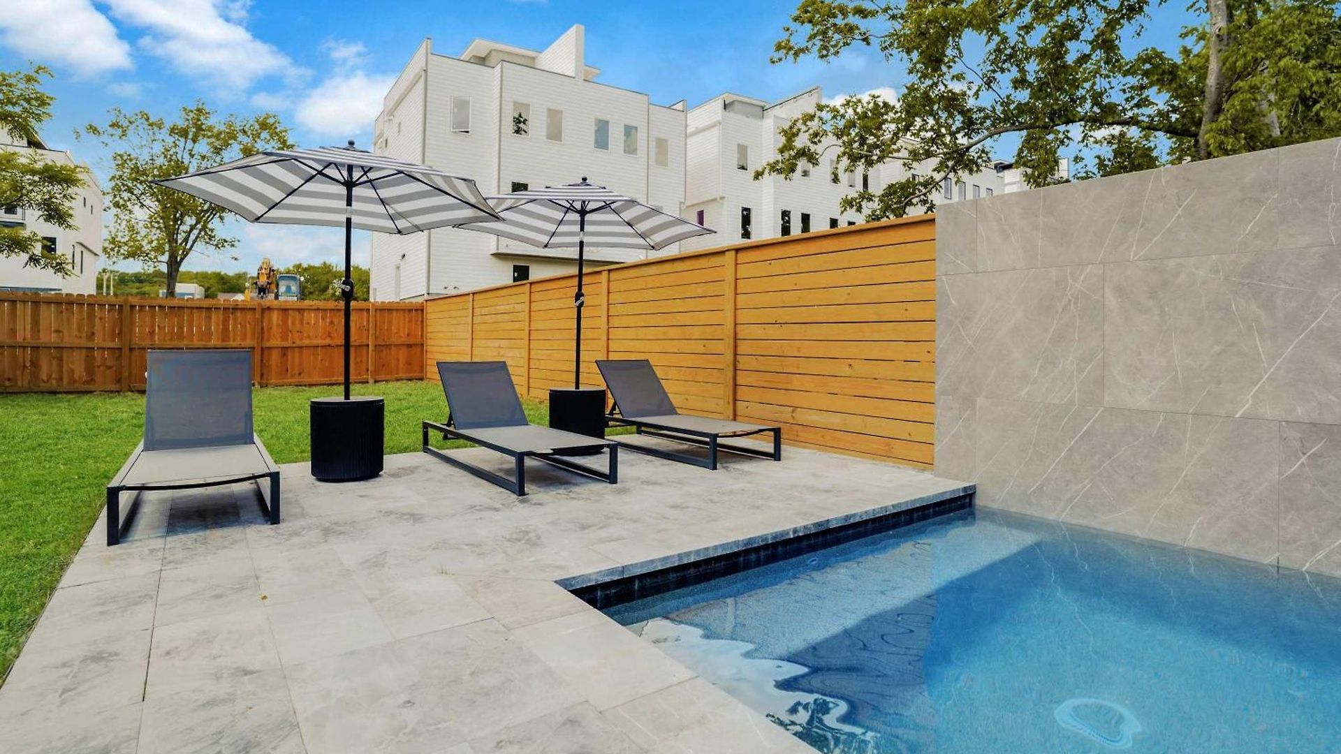 Stylish Multi-level Retreat Rooftop & Pool Table