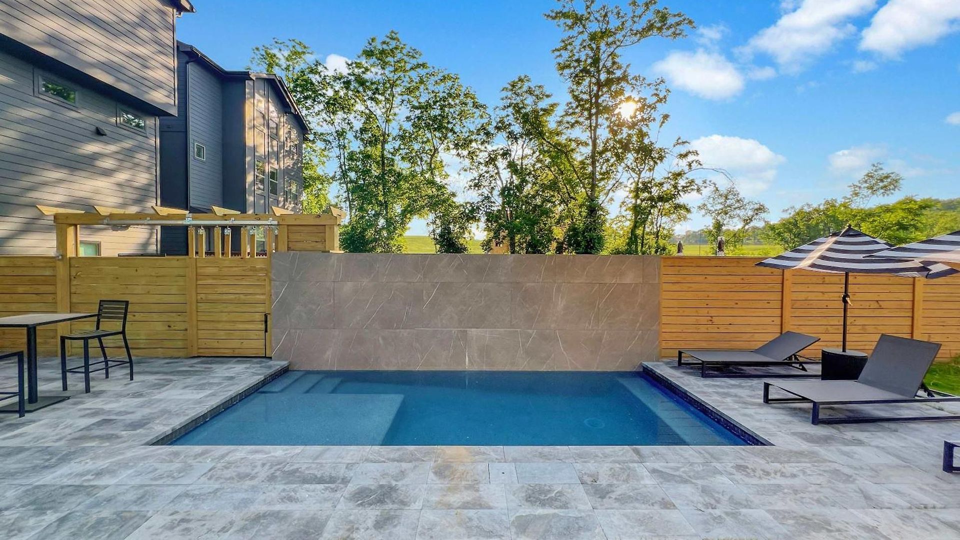 Holiday home Stylish Multi-level Retreat Rooftop & Pool Table