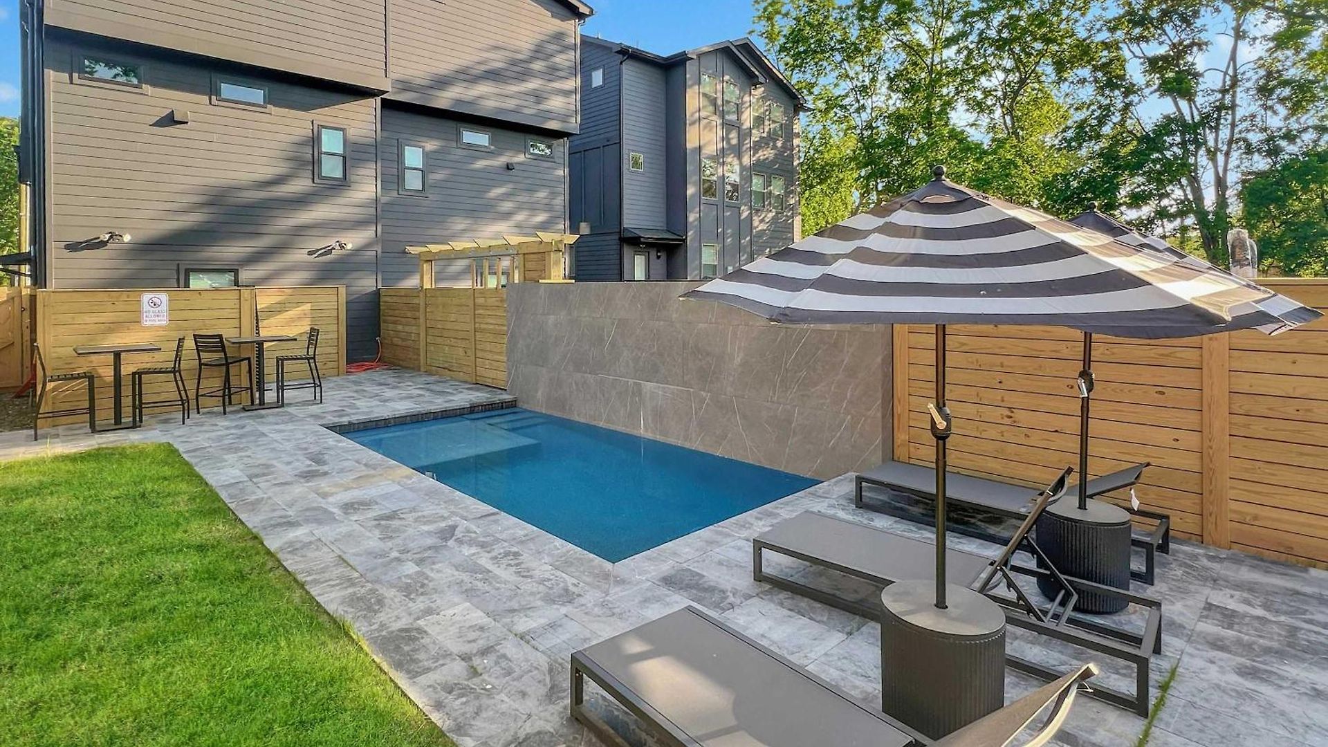 New Modern Multi-level Pooltable & Rooftop Holiday home *