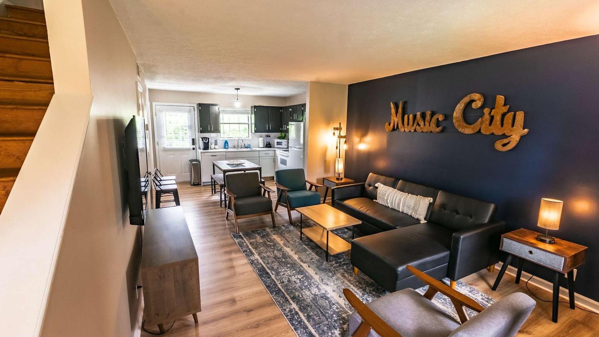 East Getaway - Walk To Parks Golf & Music Spots *