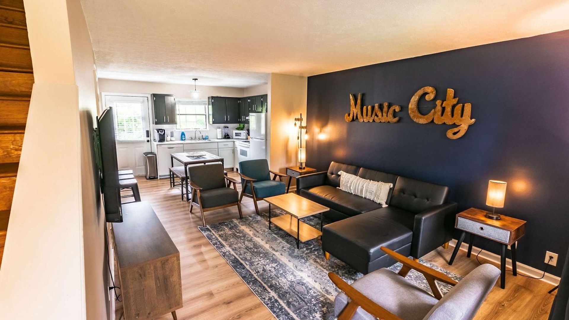 East Getaway - Walk To Parks Golf & Music Spots