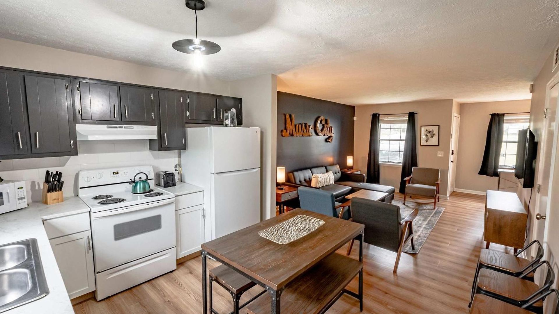 East Getaway - Walk To Parks Golf & Music Spots Holiday home