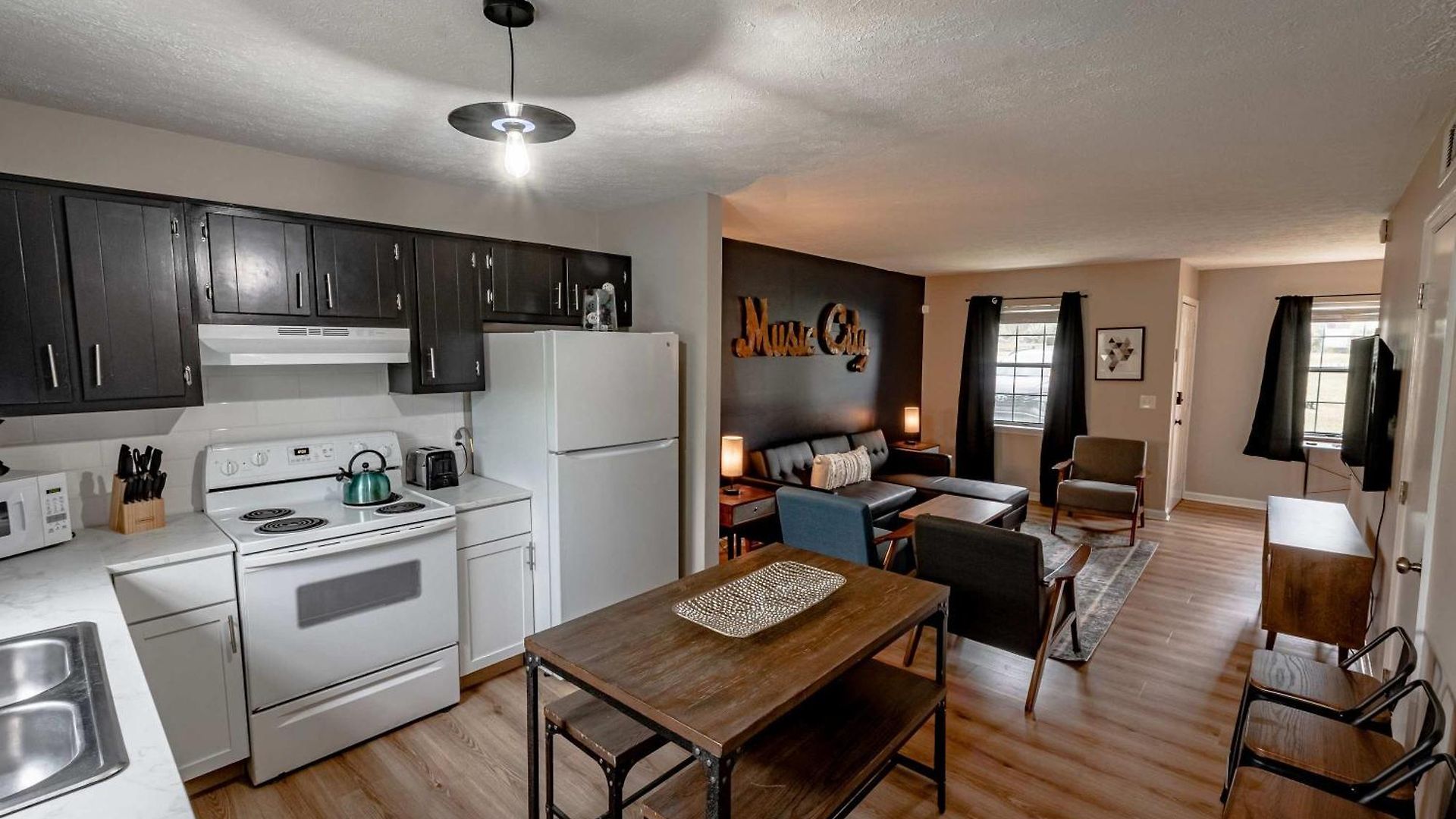 Holiday home East Getaway - Walk To Parks Golf & Music Spots *