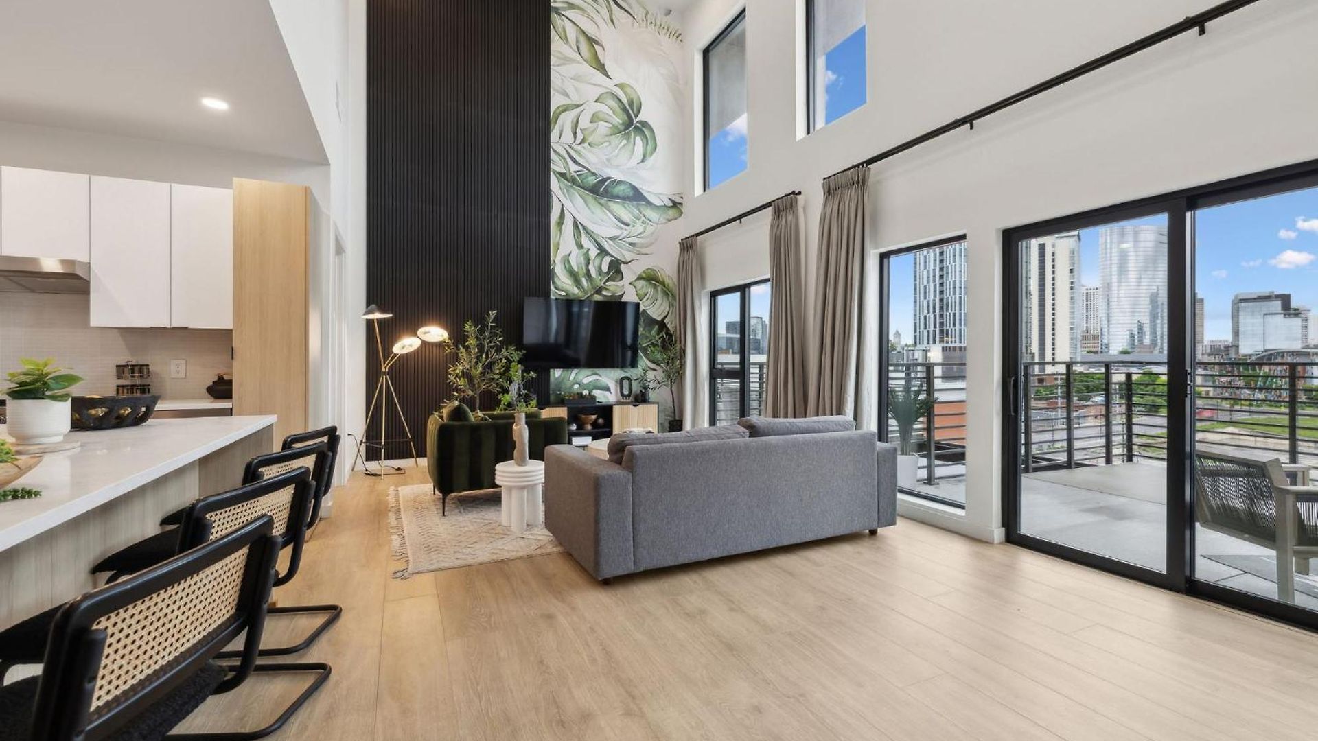Beverly Nash Downtown, Incredible Skyline Views, Walk To Broadway! *
