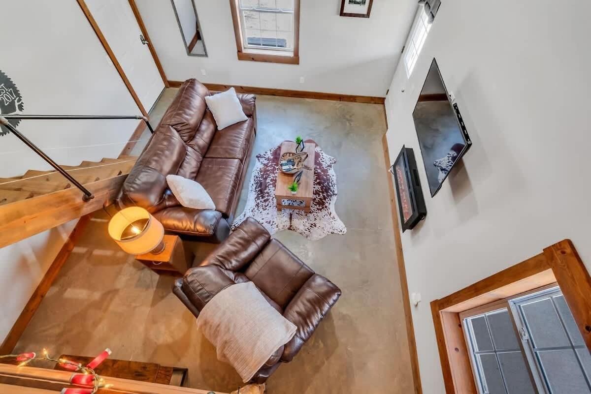 The Den At J-barn - Secluded Retreat *