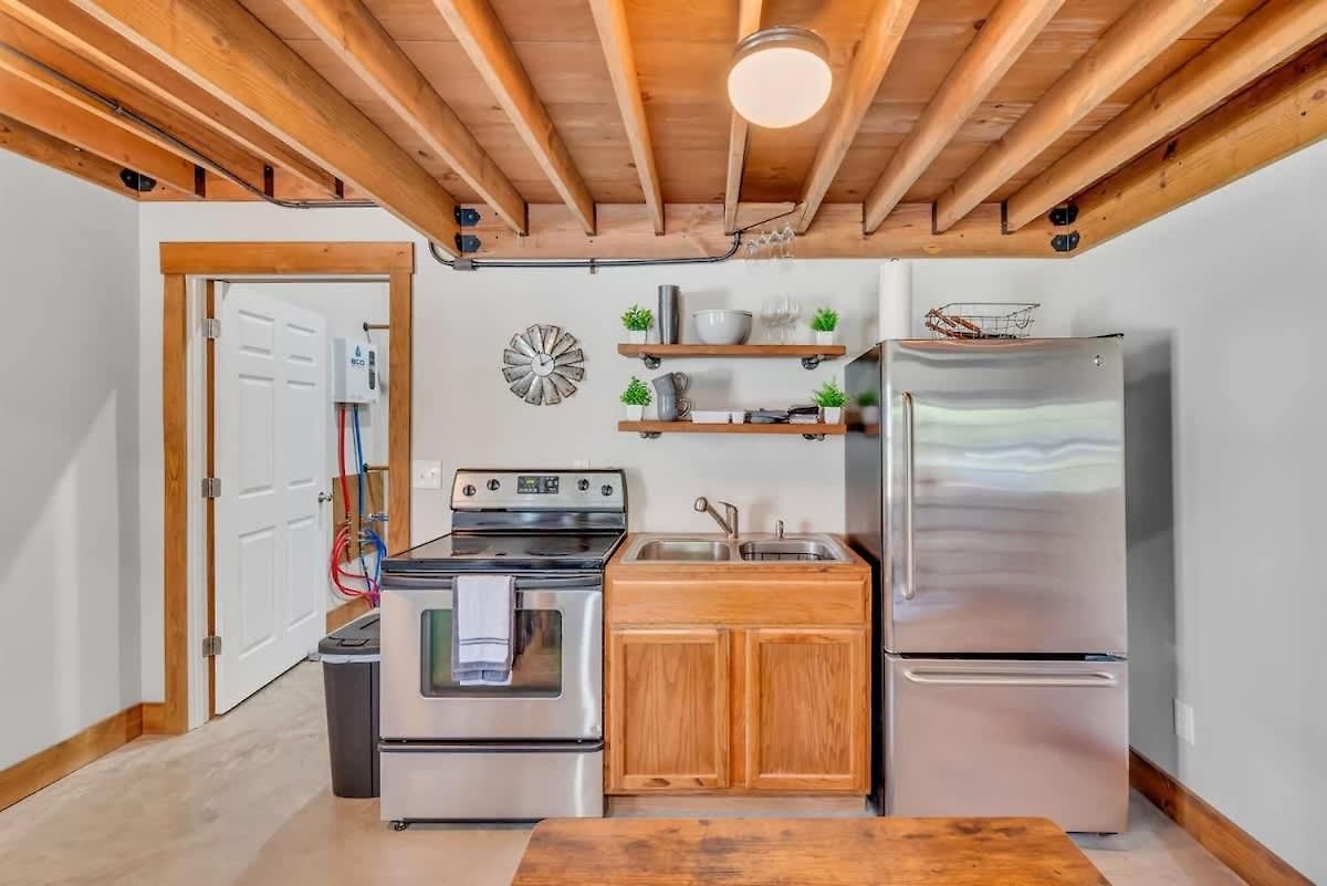 The Den At J-barn - Secluded Retreat *
